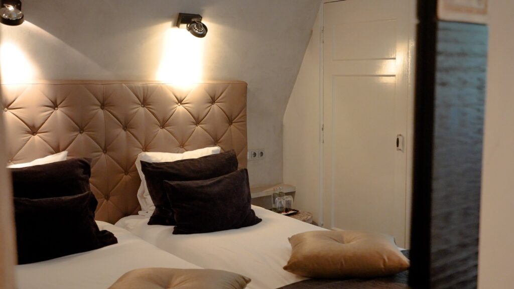 Tweepersoonsbed met gecapitonneerd hoofdbord in Hotel De Wolfsberg