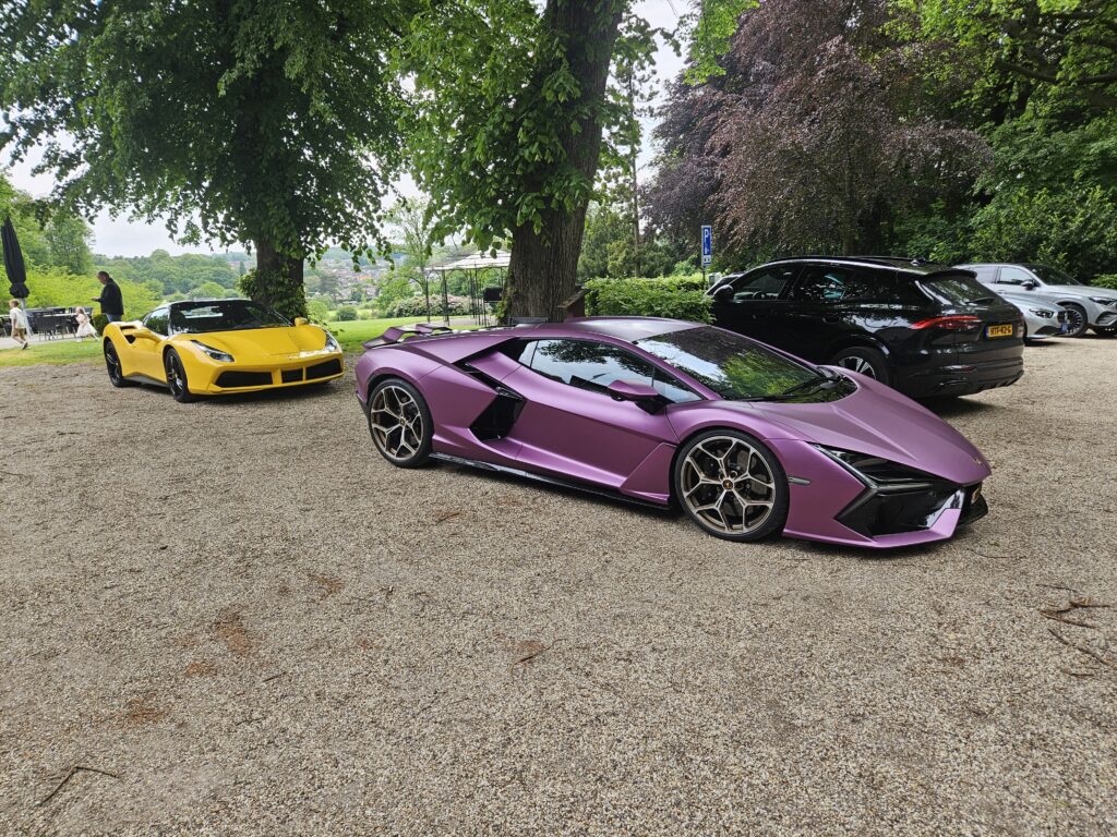 Klassieke sportwagens tijdens een feest op het terras van De Wolfsberg