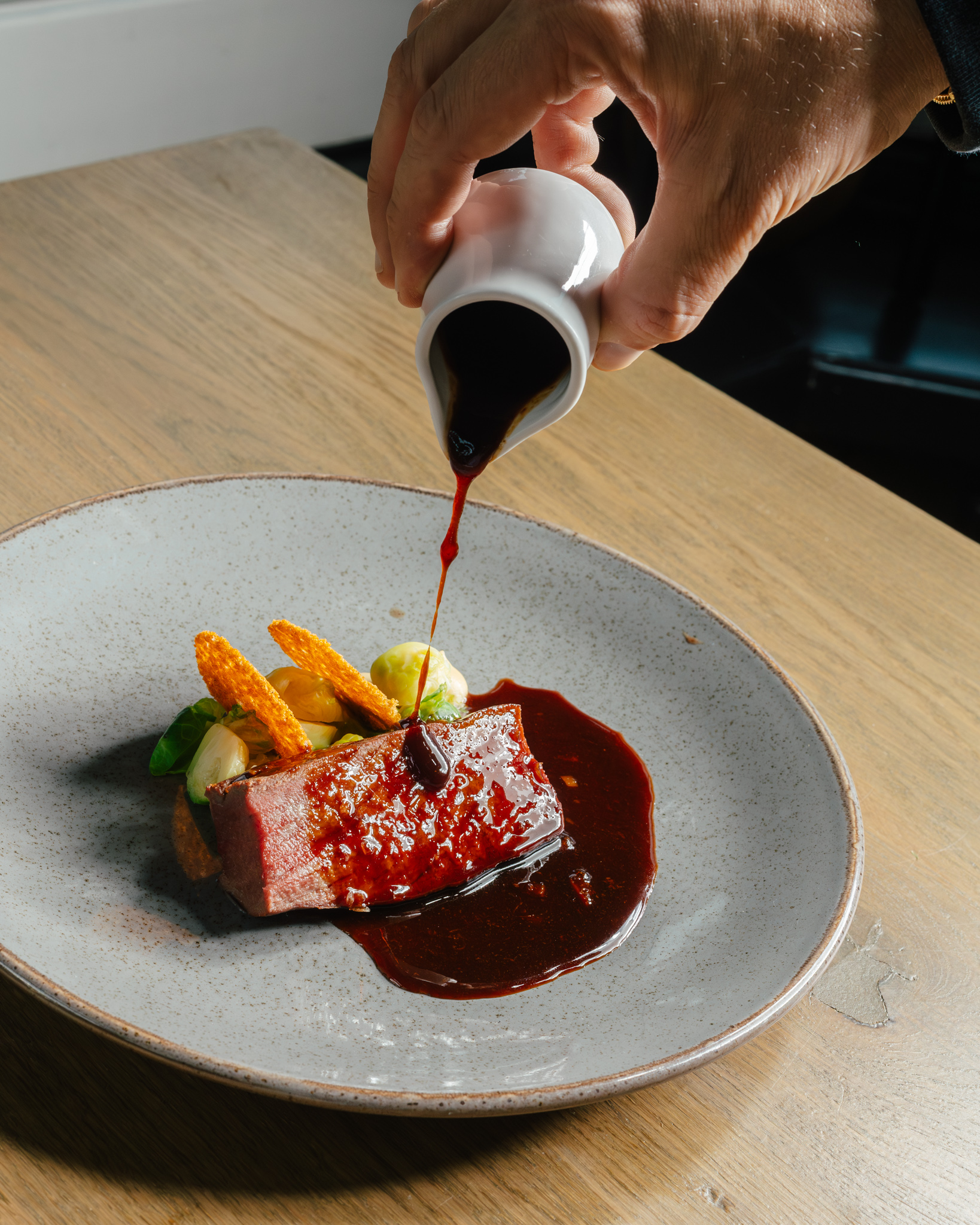 Chef schenkt saus over het hoofdgerecht bij Hotel Restaurant De Wolfsberg