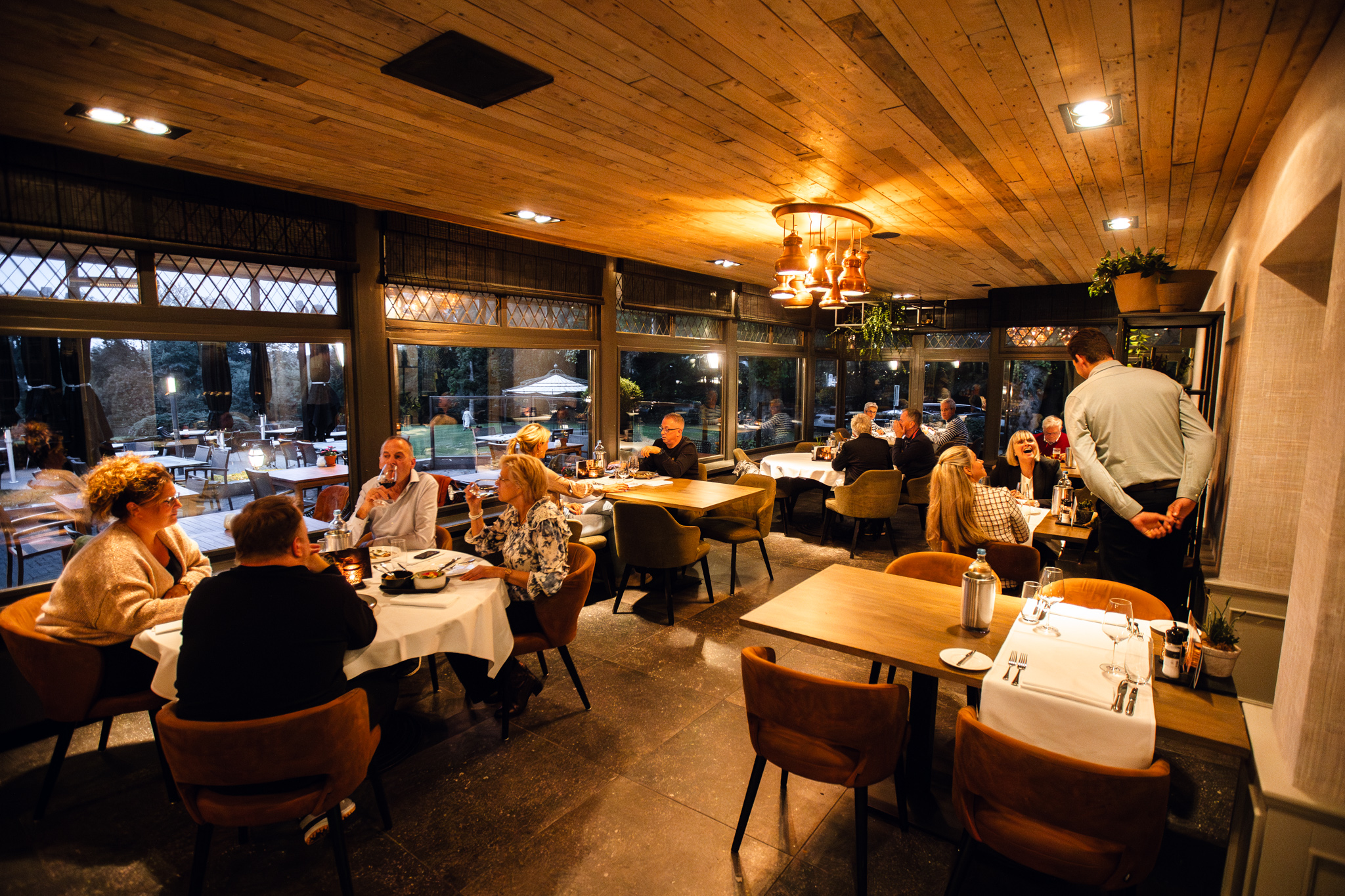 Sfeervol restaurant van De Wolfsberg in de avond