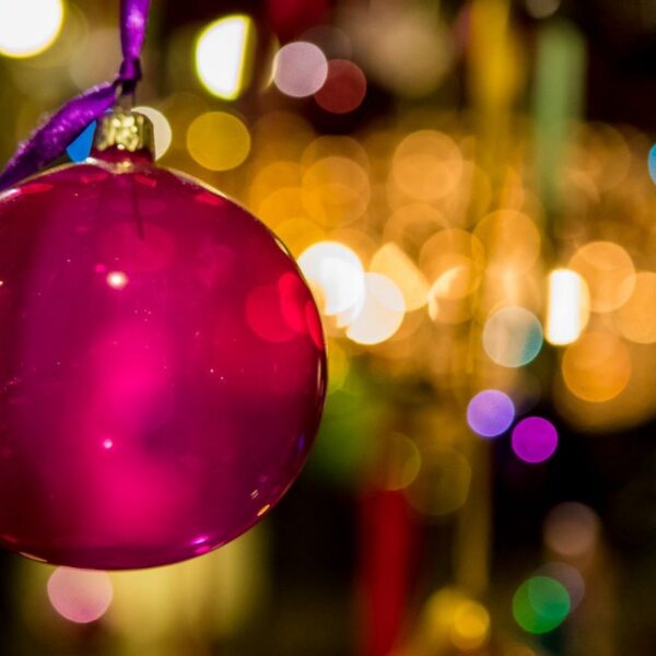 Kerstbal in de kerstboom