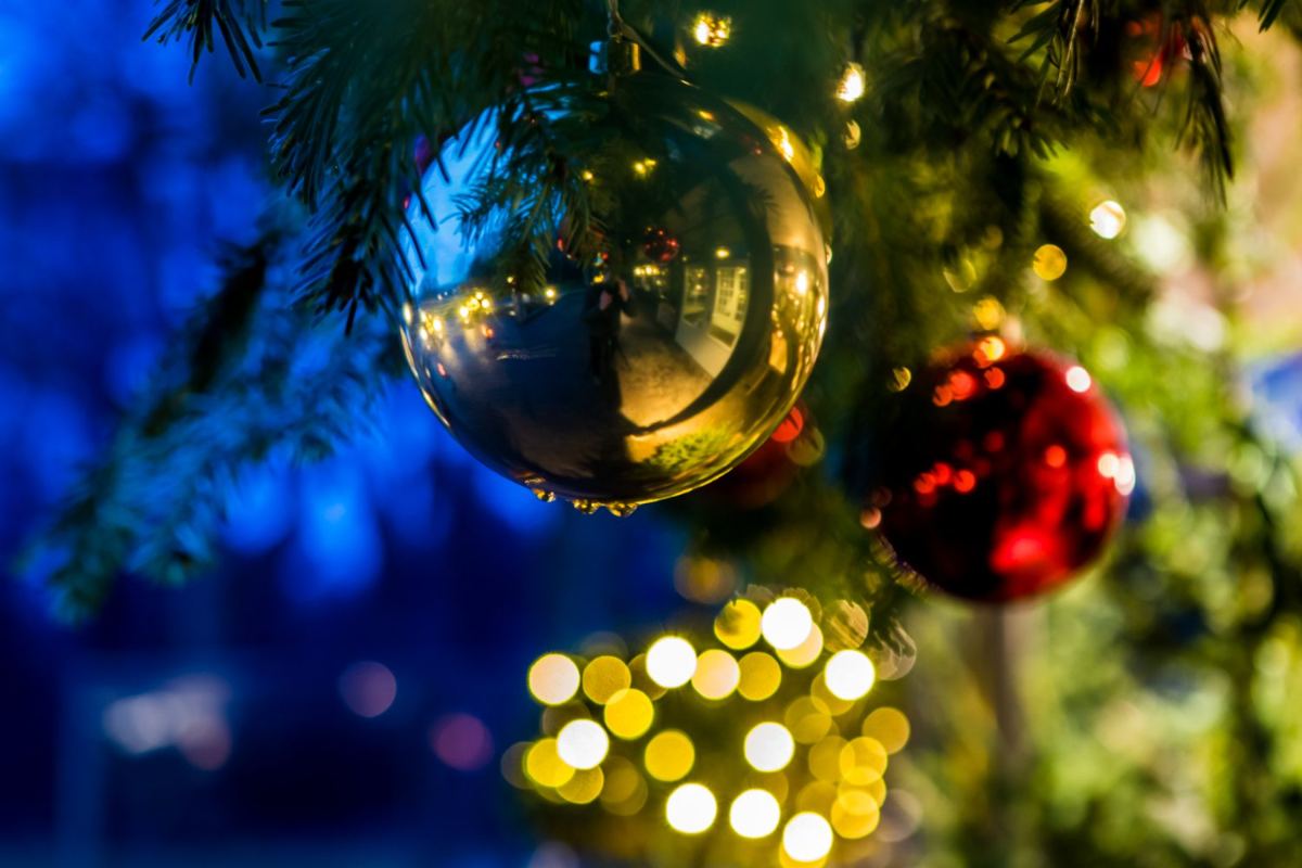 Kerstballen en kerstgroen