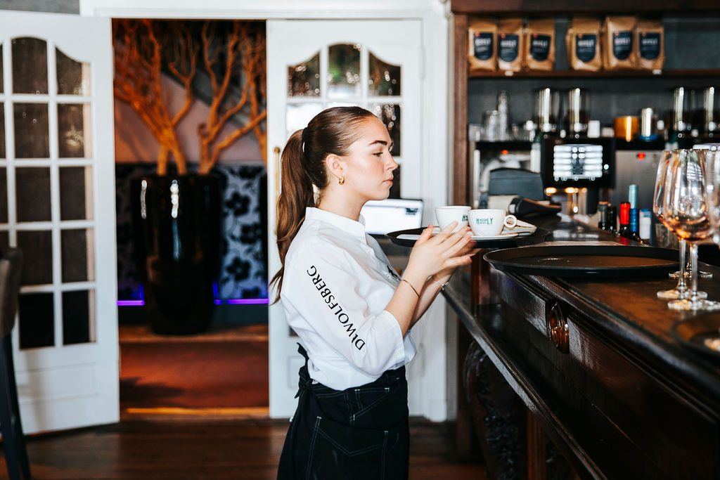 Medewerker aan de bar van De Wolfsberg