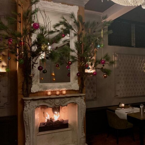 Open haard met kerstgroen in de Wolfszaal