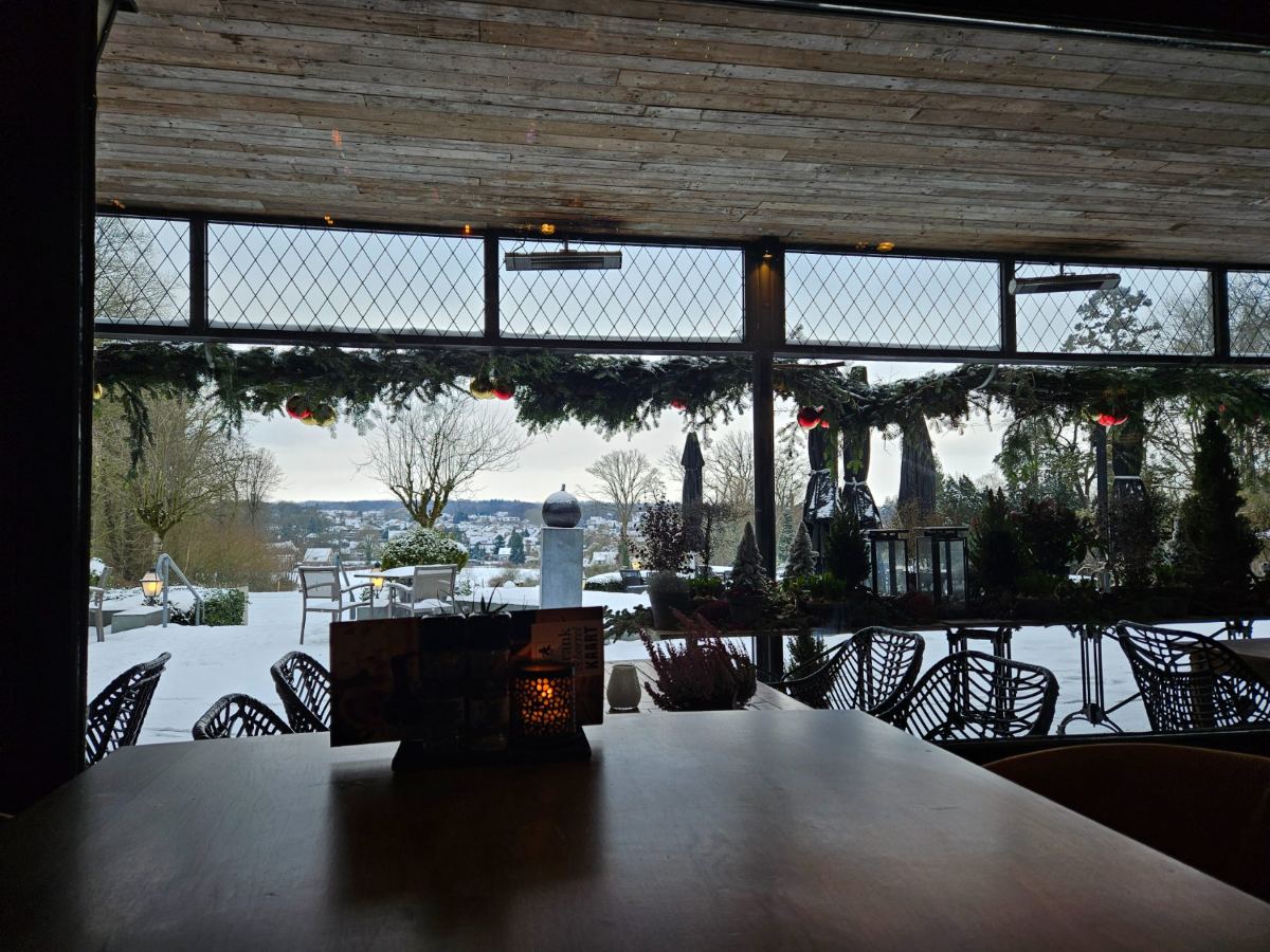 Uitzicht vanuit de serre op het besneeuwde dal