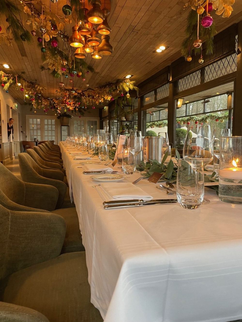 Gedekte kersttafel in de serre