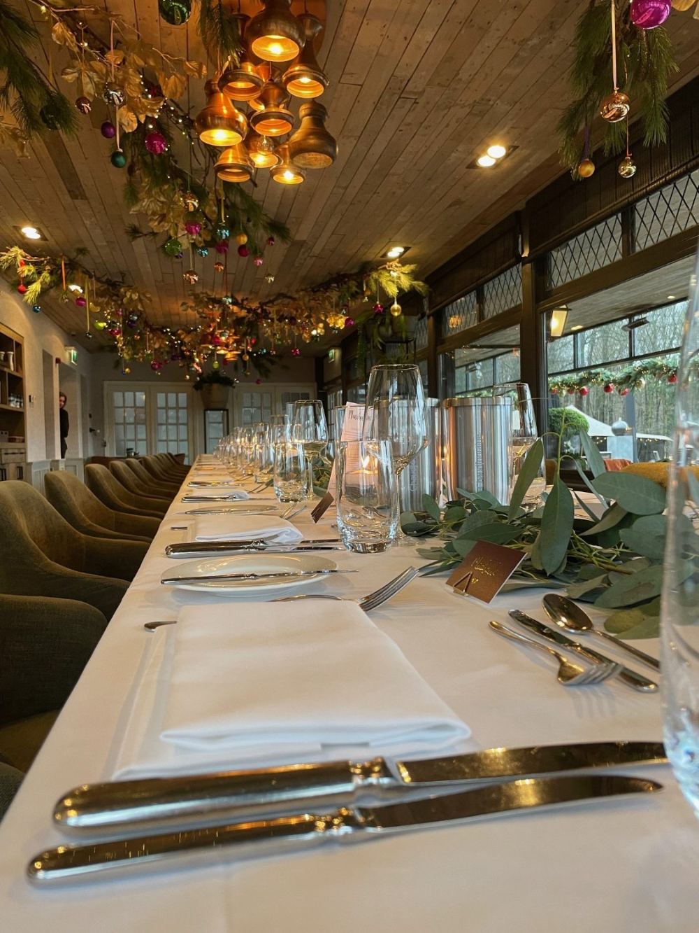 Feestelijke tafel voor de nieuwjaarsreceptie