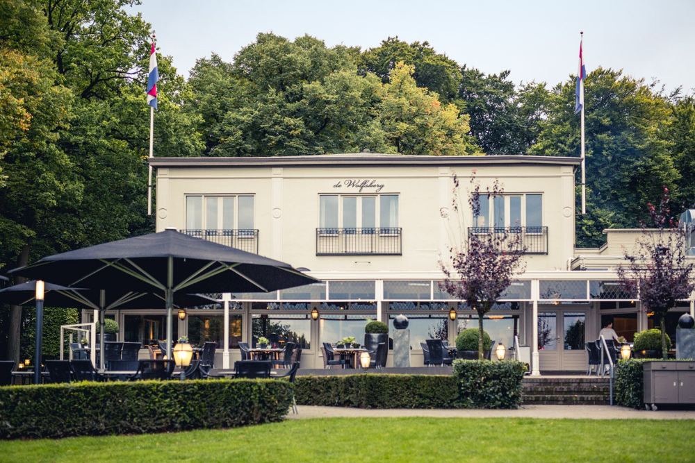 Het terras en restaurant van De Wolfsberg aan de bosrand