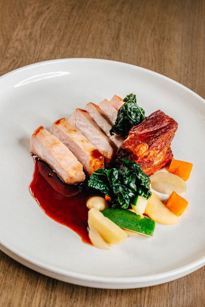 Gerecht van de chef met vlees, jus en seizoensgroente