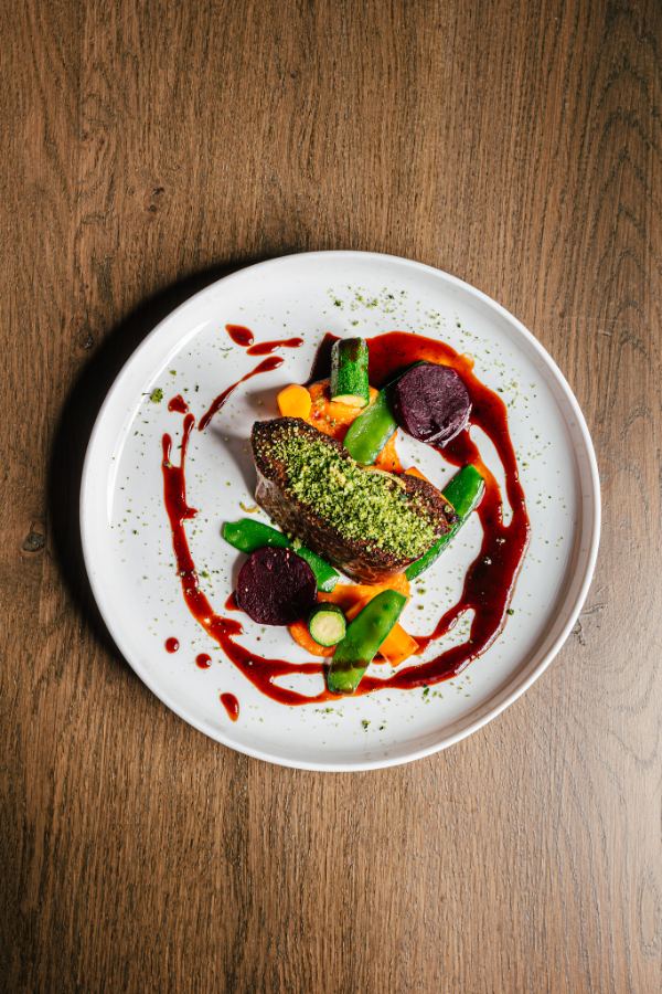 Gerecht met pistachekorst en rode biet