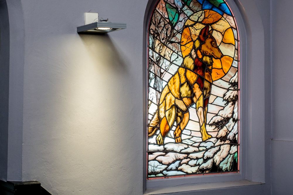 Het glas-in-loodraam met de wolf bij De Wolfsberg