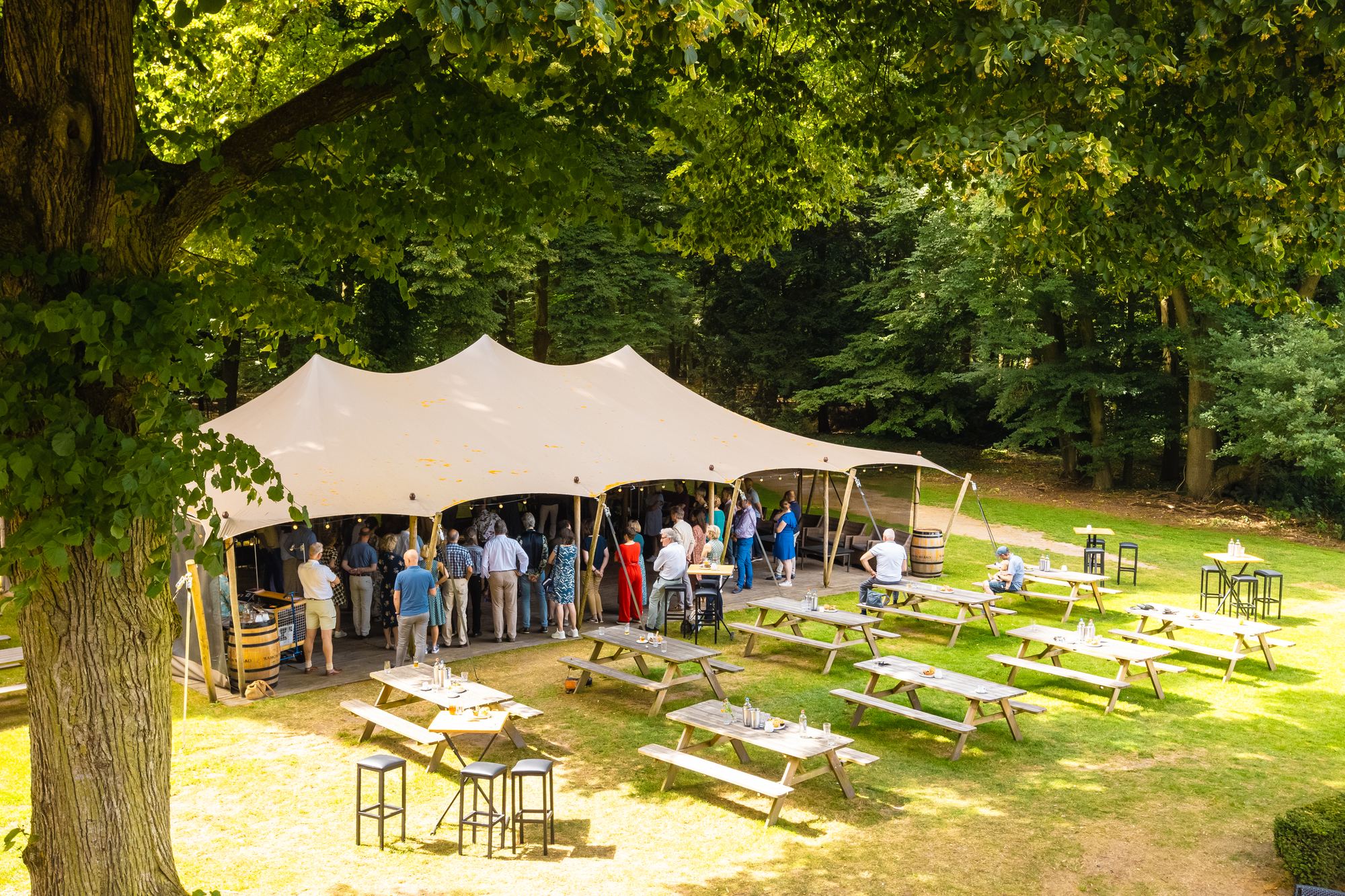 Groep collega's bij een bedrijfsuitje in de borreltuin van De Wolfsberg