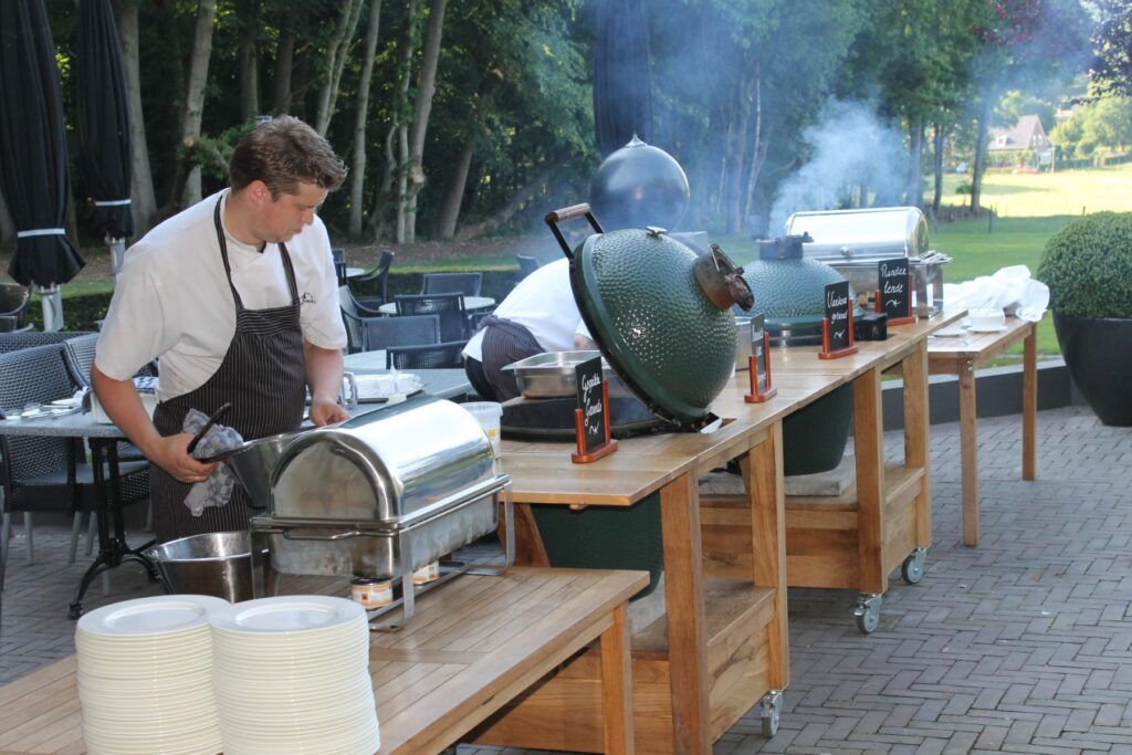 Barbecue en buffet buiten op het terras
