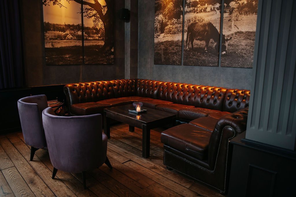Lounge met leren banken in De Wolfsberg