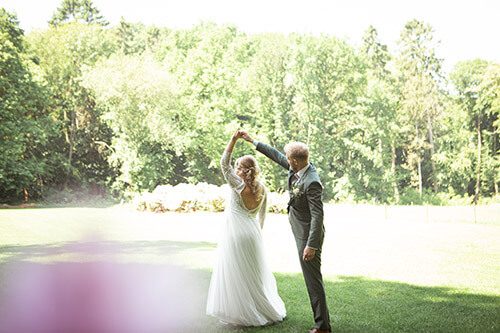 Bruidspaar danst in de tuin van De Wolfsberg
