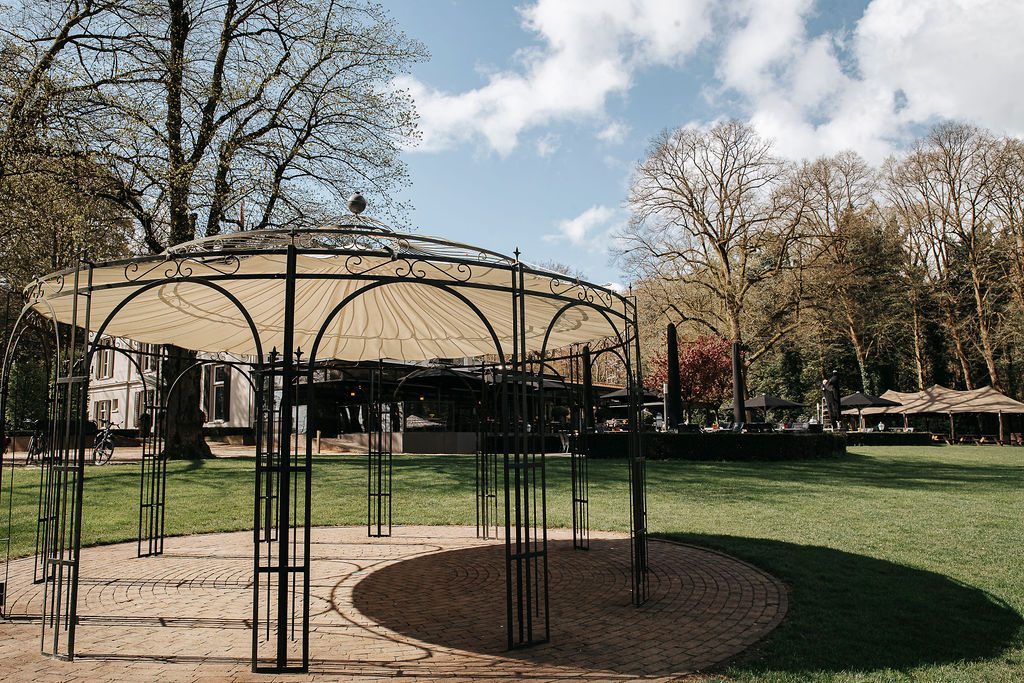 Prieel in de tuin van De Wolfsberg