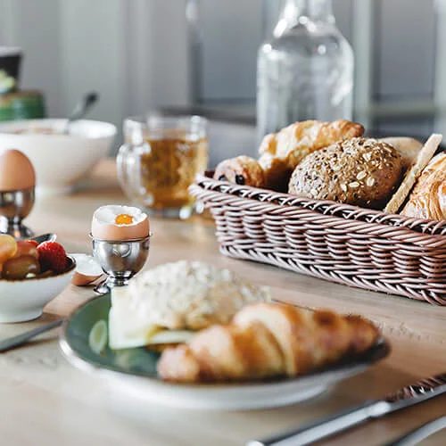 Brunch met croissants en vers brood