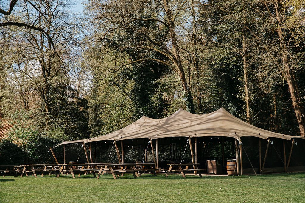 Tent in de borreltuin tussen de bomen
