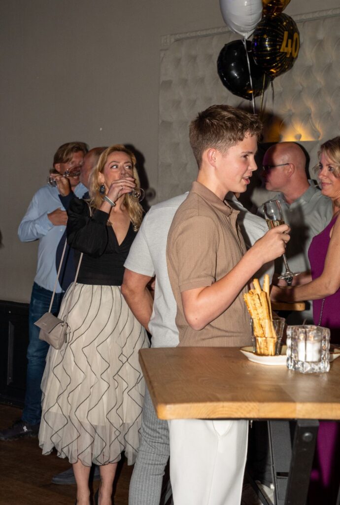 Gasten op een receptie bij De Wolfsberg